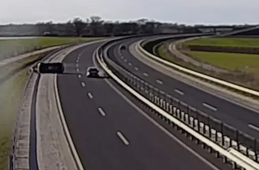 Videón ahogy felborult egy autó az M85-ösön, a mögötte érkező simán továbbhajtott